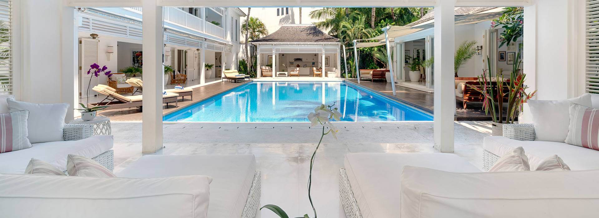 Villa Lulito - The villa viewed from within the pool bale